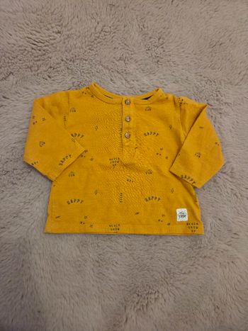 Haut bébé 3 mois Kiabi jaune moutarde motifs tres bon etat
