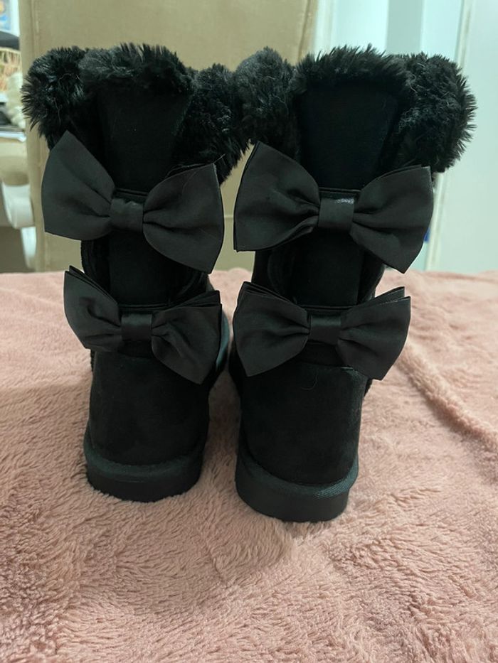 Bottes à fourrure effet daim avec noeuds à l’arrière - photo numéro 2