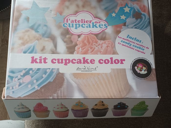 Kit l'atelier des cupcake color neuf jamais servis