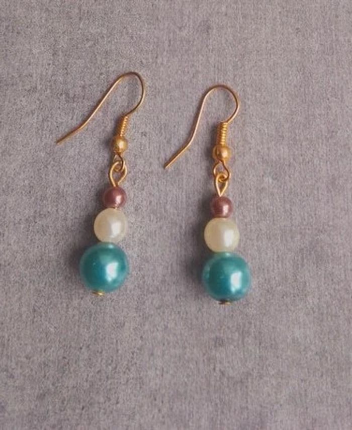 Boucles d'oreilles métal doré et perles