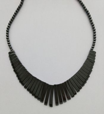 Collier a barrettes et perles en hematite. Gris anthracite.