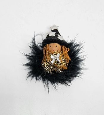 Broche.
Sorcière.