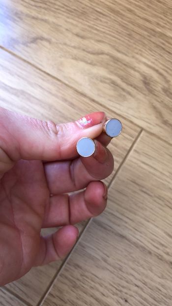 Boucles d’oreilles dorées et grises