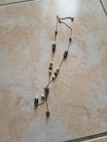 Collier argenté avec breloques