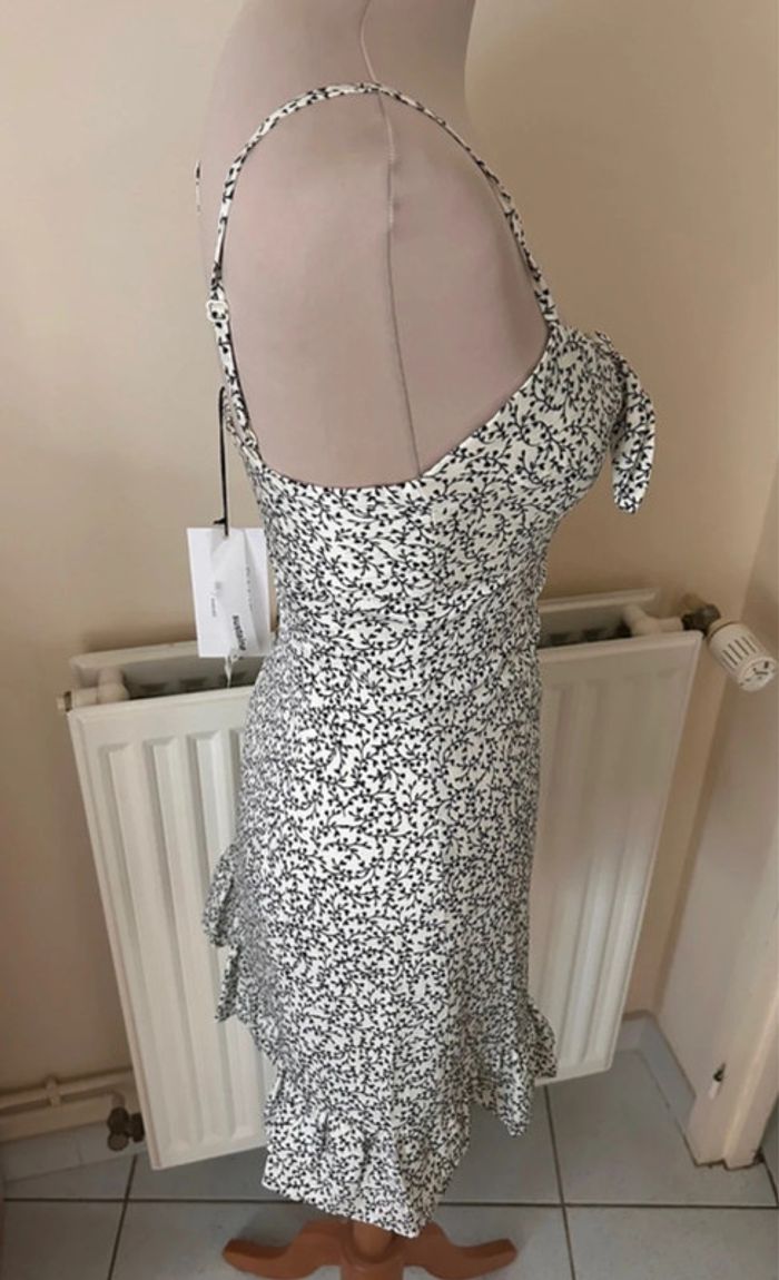 Robe d’été fleurie, noire et blanche, NA-KD - photo numéro 5