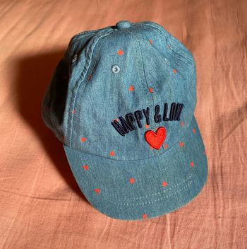 Casquette effet jean cœurs rouges