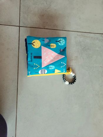 Jouet livre bébé avec page qui font du bruit accroché poussette autre