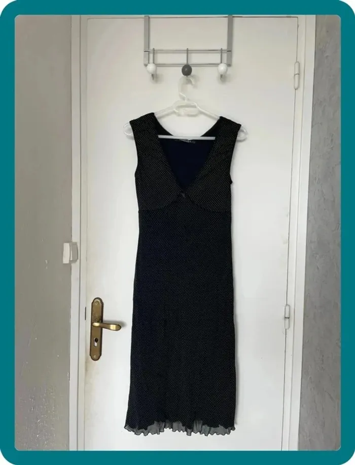 Robe à pois noir
