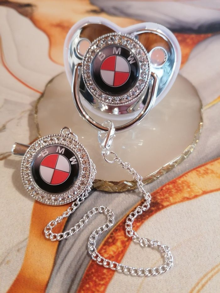 Tétine avec attache BMW rouge