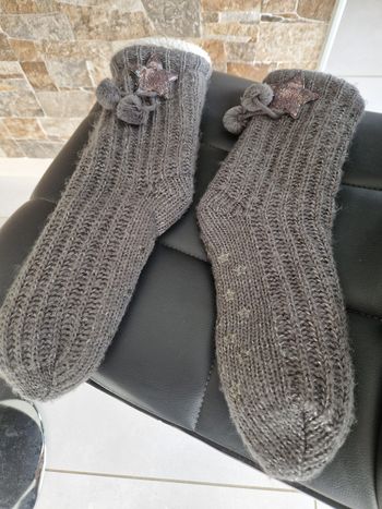 1 paire pantoufle molleton gris antiderapant mesure 23 cm