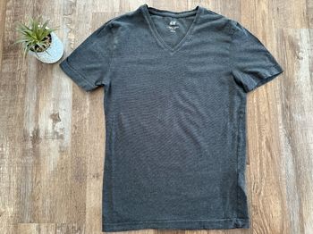 - Tee shirt H&M (A) - Taille XS - Très bon état, trou sous le bras