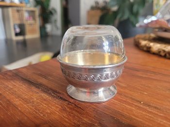 Ancien beurrier en verre et métal – belle pièce ancienne