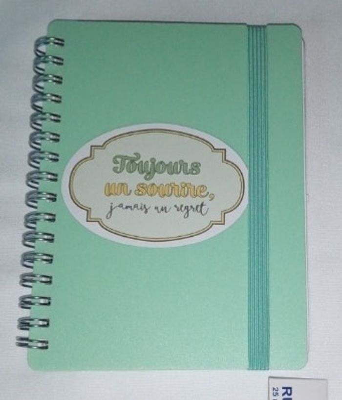 Carnet + autre matériel scolaire - photo numéro 2