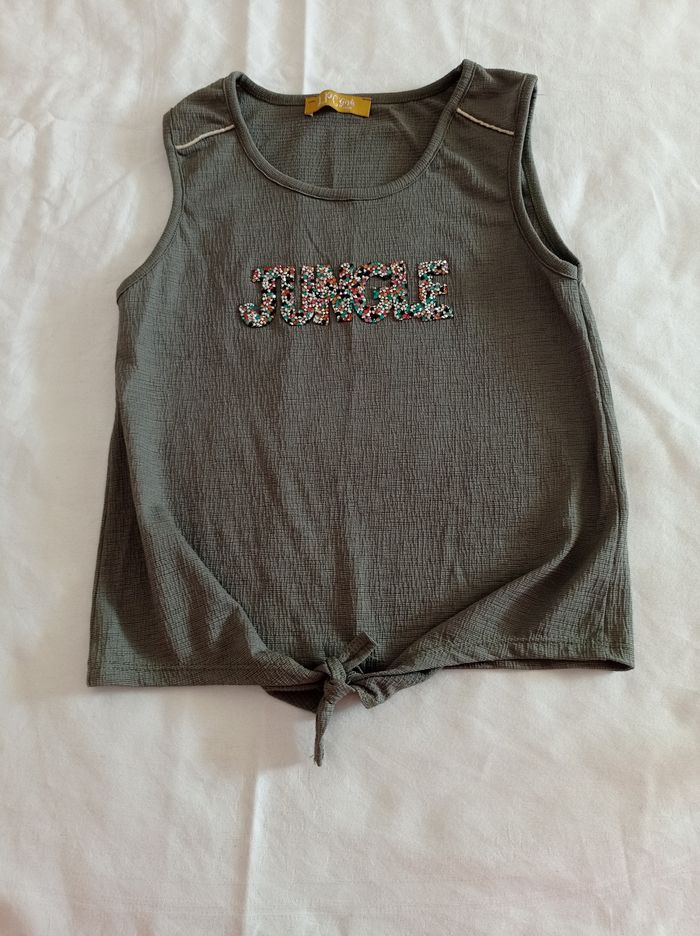 Petit pull sans manches couleur kaki voir photos taille 10 ans avec inscription devant voir photos - photo numéro 3