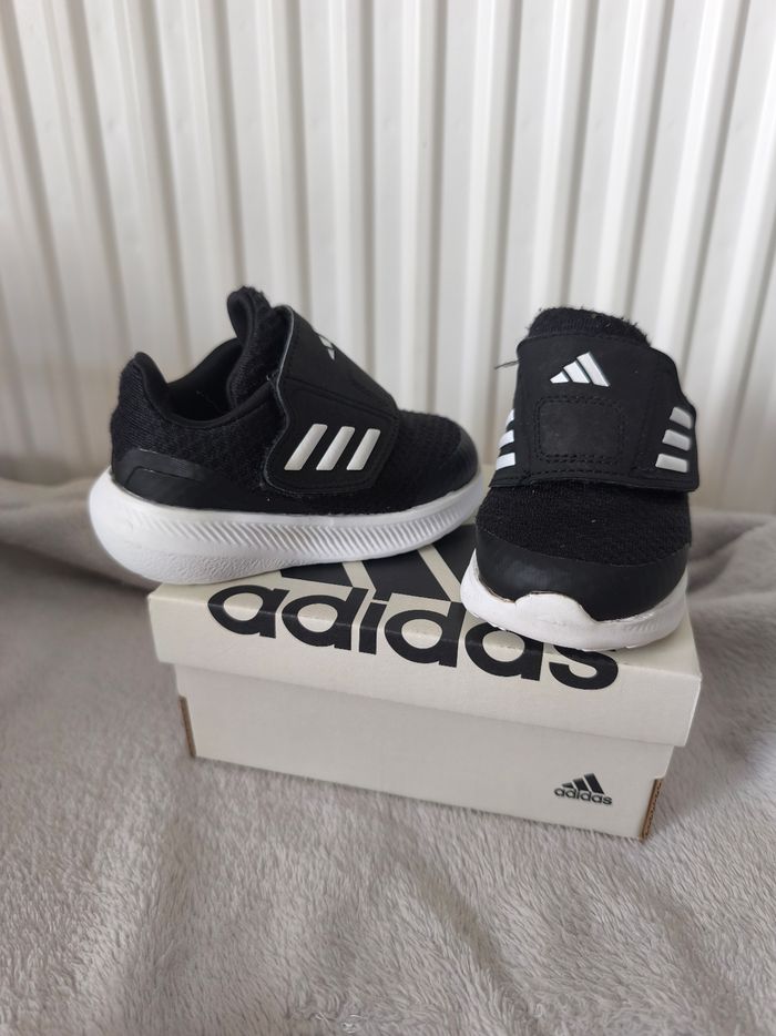 Chaussures Adidas bébé - photo numéro 1
