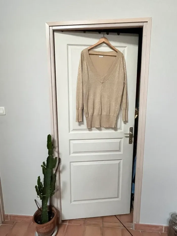 Pull fin col V beige à paillettes doré, taille 42 - photo numéro 3