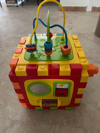 Cube d'activité qui se détache pour bébé