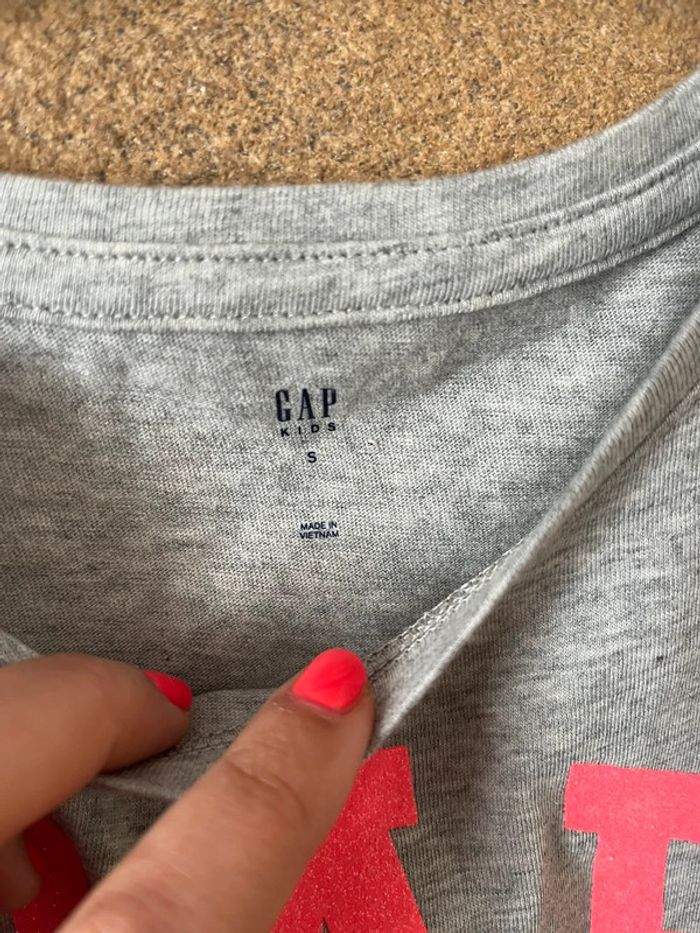 T-shirt GAP neuf taille S - photo numéro 3
