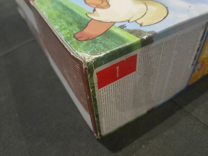 Carton de la console Nintendo Switch avec pokeball édition pokemon - photo numéro 5