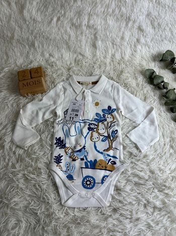 Body blanc et bleu du pareil au même taille 24 mois