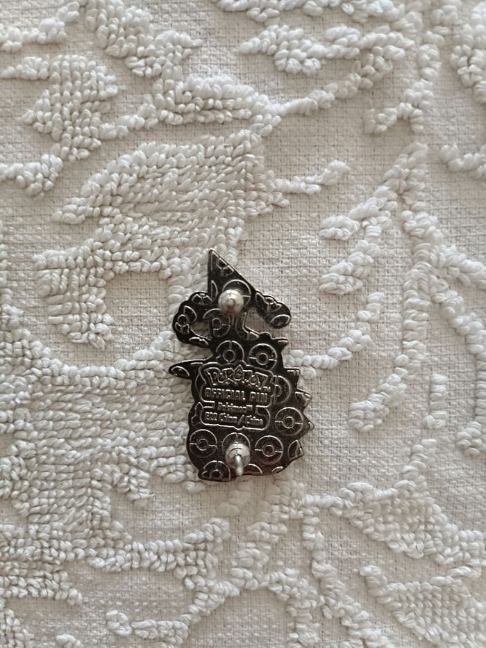 Pokémon pin's Pikachu - photo numéro 2