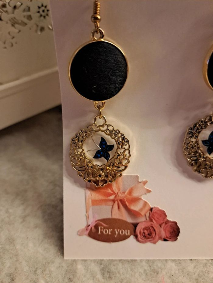 Boucles d'oreilles pendante noir doré - photo numéro 5