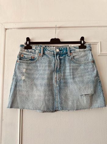 Mini jupe en jean taille haute trouée bleu clair taille 40 Stradivarius