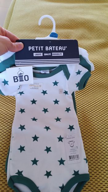 Petit Bateau. Lot de 3 Bodies manches courtes. 100% Coton Bio. Taille 3 mois 60 cm