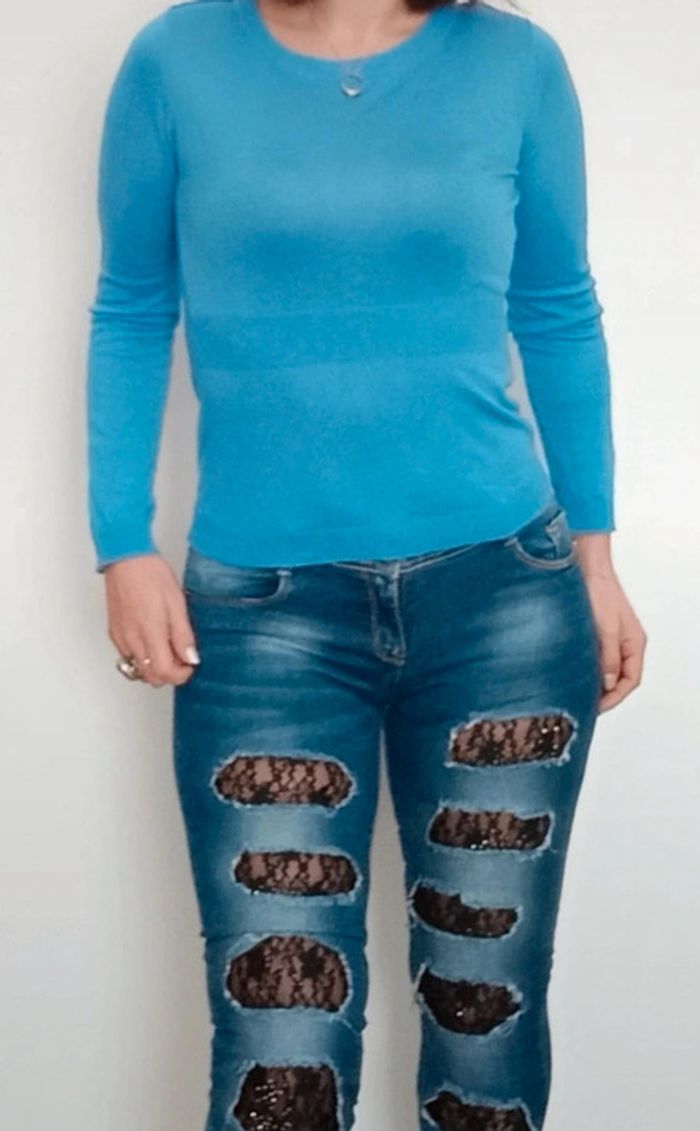 Jean skinny troué sur dentelle et strass 38
