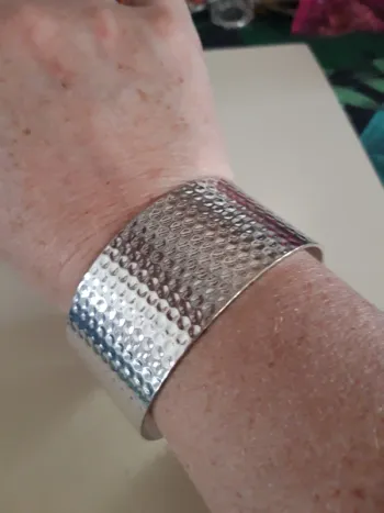 Bracelet manchette effet martelé