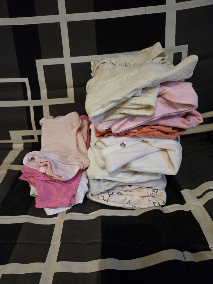 Lot bebe fille pyjama et bodie 6 mois - photo numéro 2