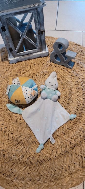 Joli doudou lapin et sa petite balle
