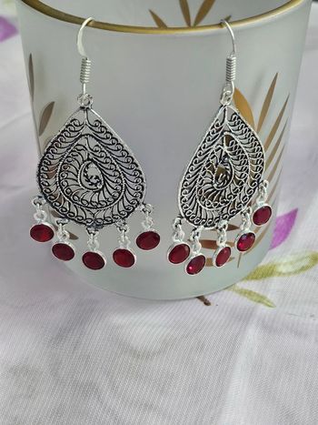 Boucles d oreilles texturees en argent sterling 925 avec pierres grenat rouge