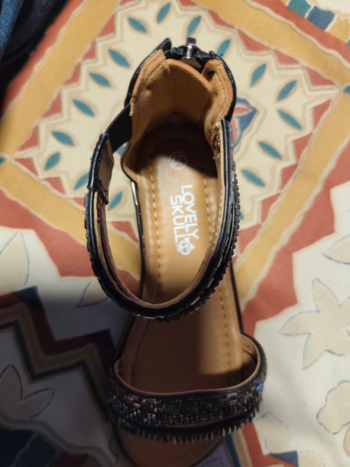 Chaussures Neuf - photo numéro 4