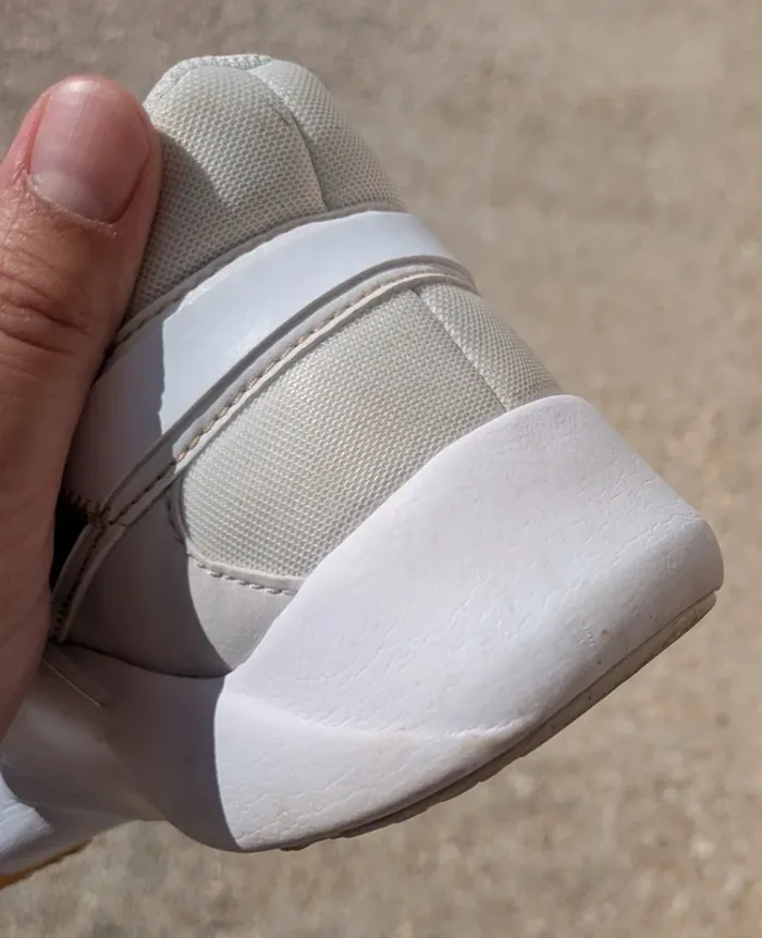 Baskets Nike Legend Essential 2 pour femme TBE - photo numéro 5