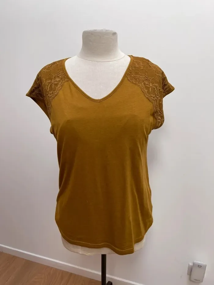 Superbe haut neuf avec brassière integree Damart 🌸 40 L