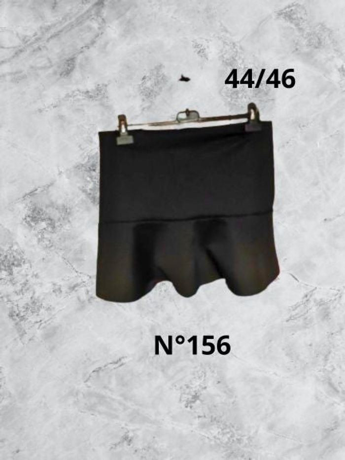 N°156 Jupe noir T44/46. H&M.