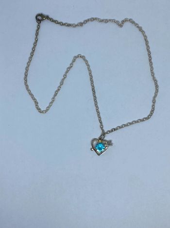 Collier fantaisie avec pendentif en forme de Coeur et une pierre bleue turquoise