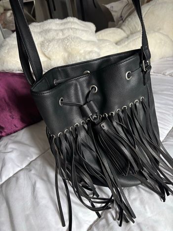 Sac à main noir à franges 