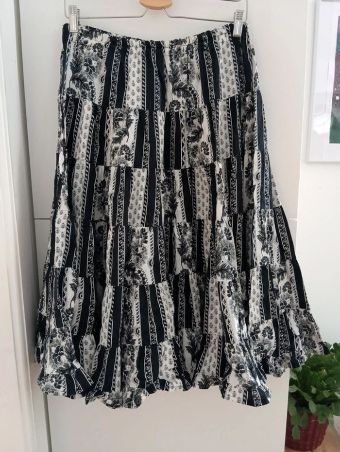Jupe provençale vintage
Longueur midi.
Imprimé noir et blanc. - photo numéro 6