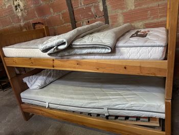 Lit simples avec matelas