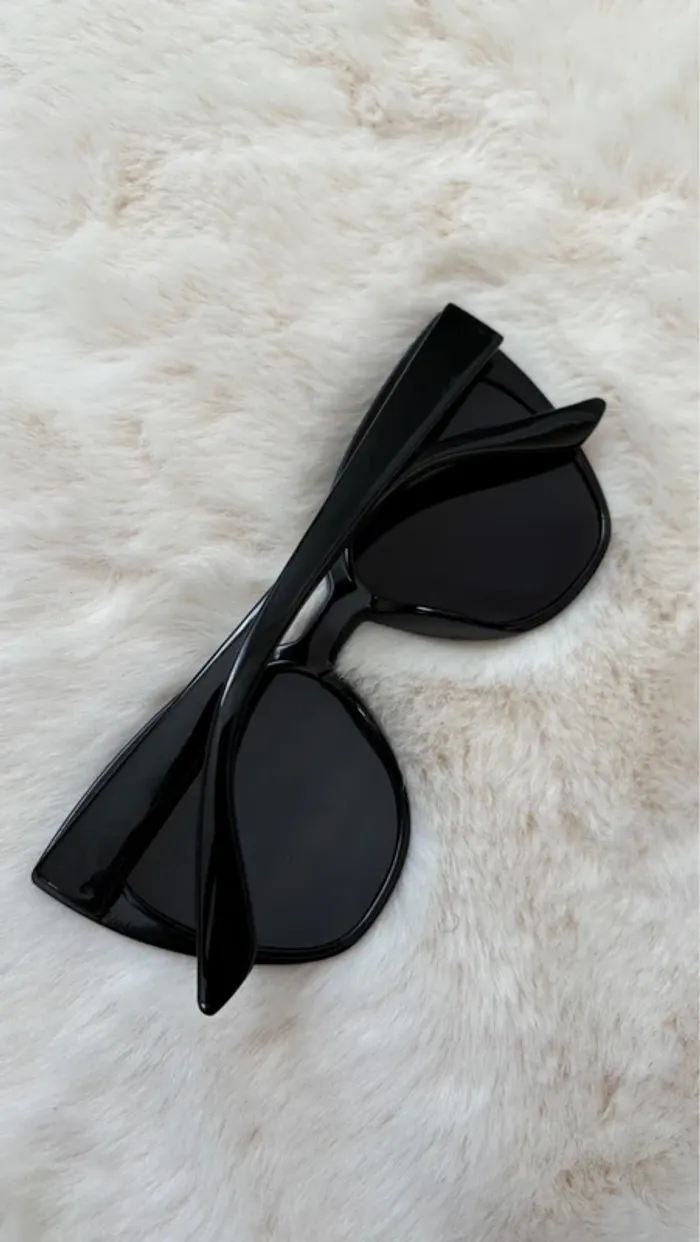 Lunettes de soleil noires forme papillon