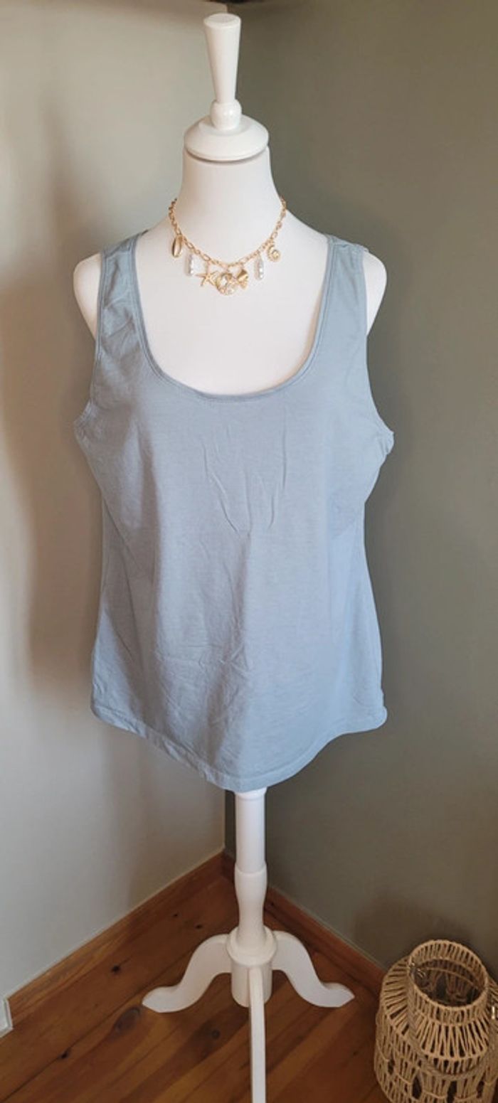 Joli débardeur bleu clair Taille 48