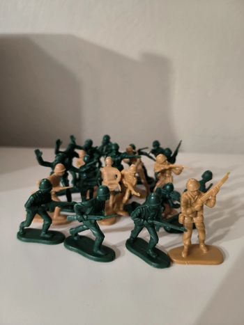 Jouet plastique 22 petits soldats