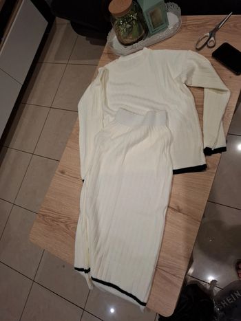 Superbe lot de jupe et pull en acrylique taille M neuf