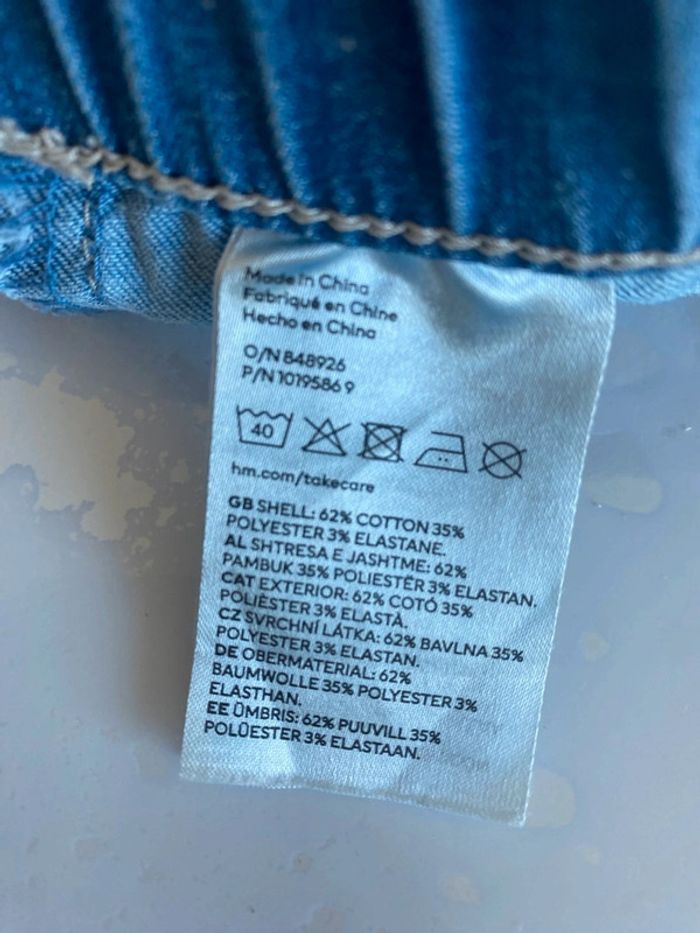 Très joli short en jeans avec ceinture elastahnne marque H&M taille 3/4ans - photo numéro 4