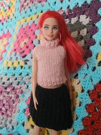 Tenue col roulé et jupe noire