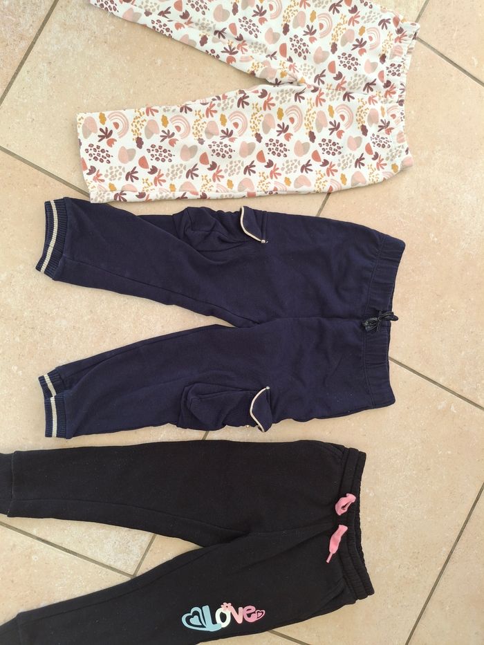 Lot 3 joggings molletonés fille 4 ans comme neuf