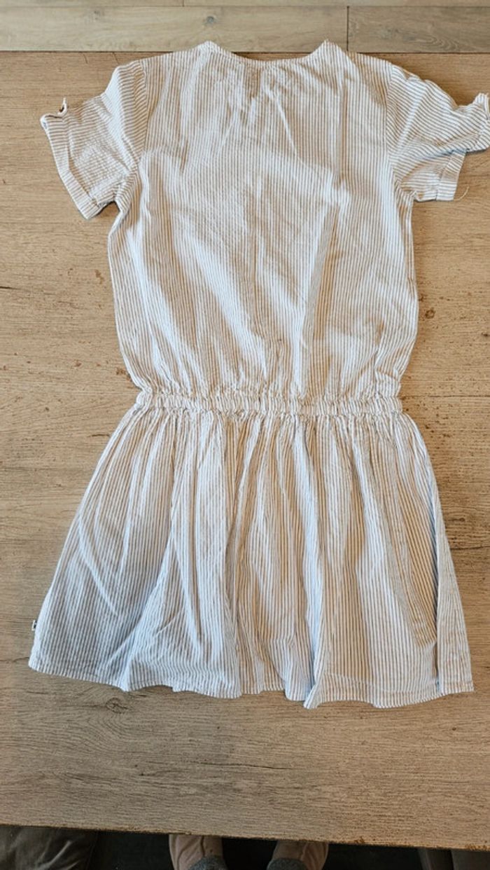 Jolie robe classique à manches courtes blanche lignée grise, Okaîdi, 14 ans, jamais mise - photo numéro 10