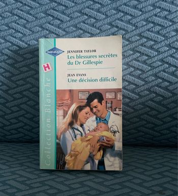 Romans. 1 livre = 2 romans. Bon état.